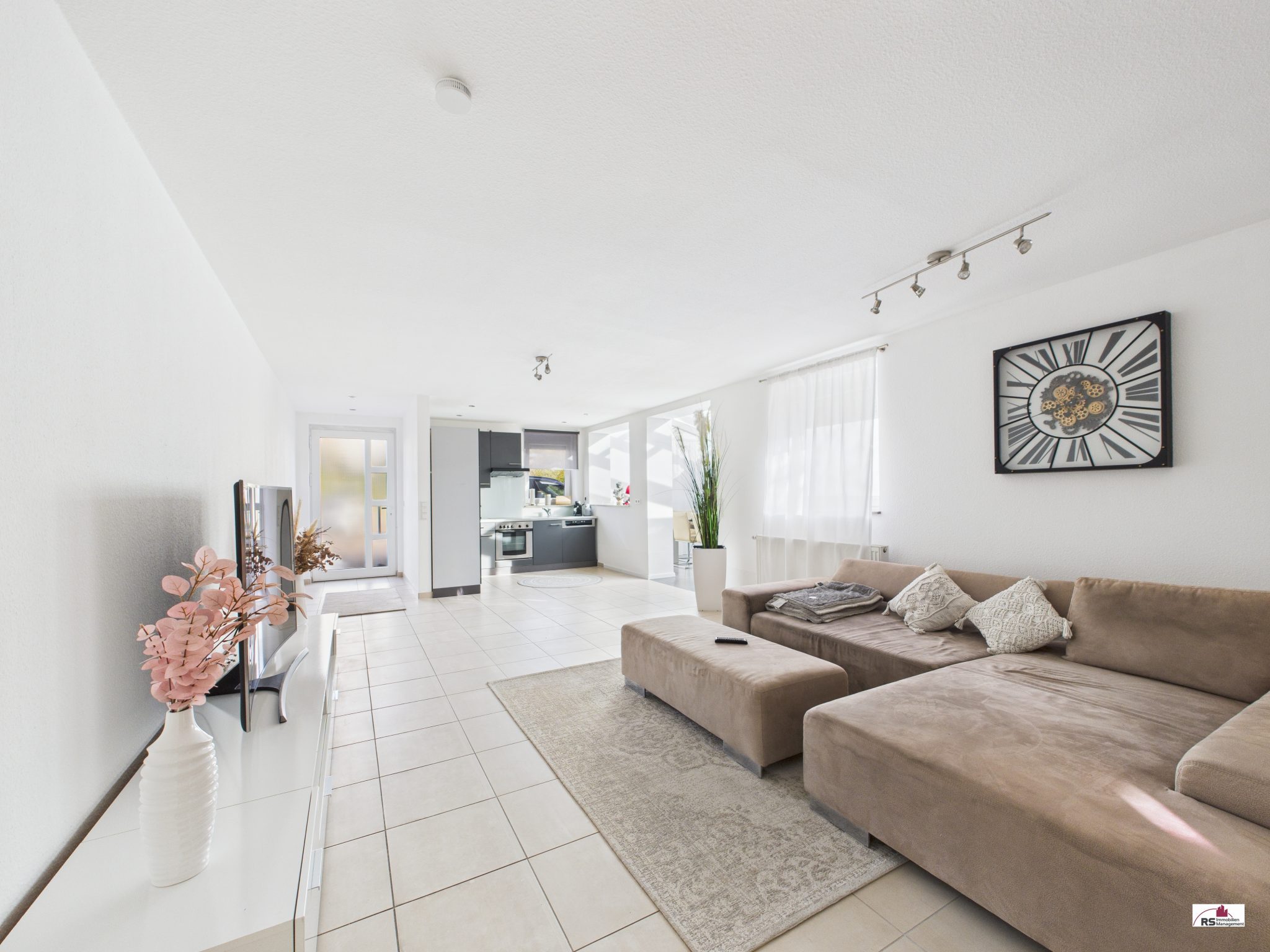 CAM04995G0-PR0048-STILL008